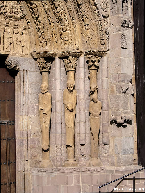 Estatuas columnas del lado oriental, incluyendo la de Judas
