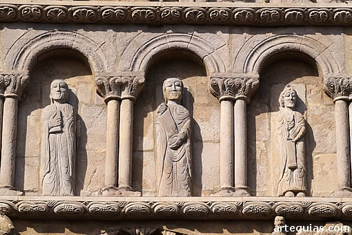 Ap&oacute;stoles en la puerta de la iglesia de Santa Mar&iacute;a (friso alto o superior)