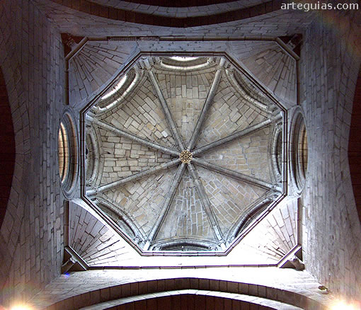 Interior de la b&oacute;veda nervada del cimborrio
