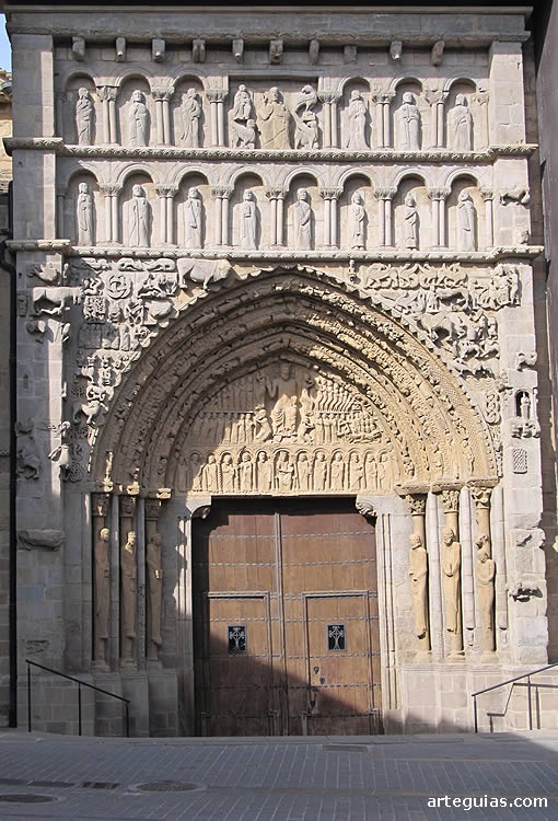 La gran portada de la iglesia de Santa Mar&iacute;a la Real al atardecer