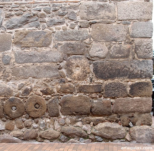 Piezas de granito de acarreo en la base del campanario