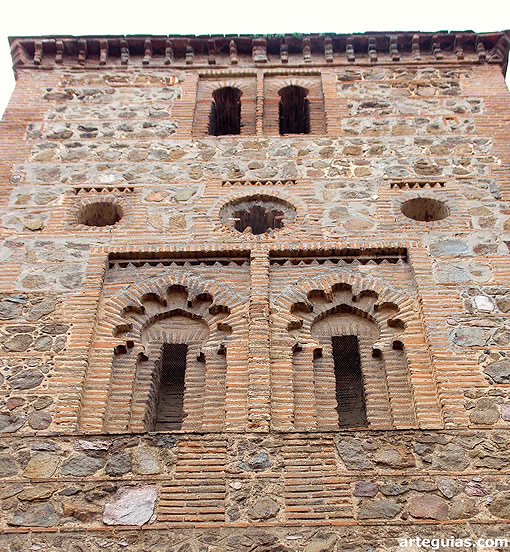 Iglesia de Santiago el Nuevo: cabecera con decoraci&oacute;n mud&eacute;jar de influencia almohade