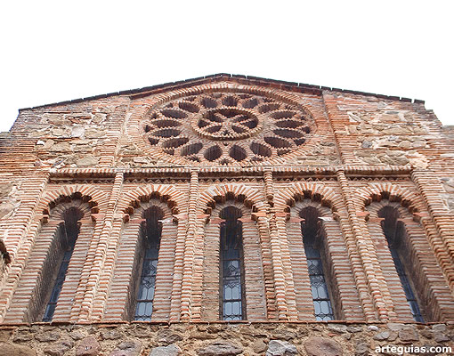 Precioso hastial de la fachada de los pies