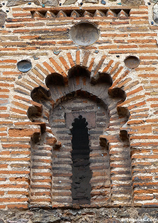 Ventanal de arco t&uacute;mido trasdosado  por otro polilobulado