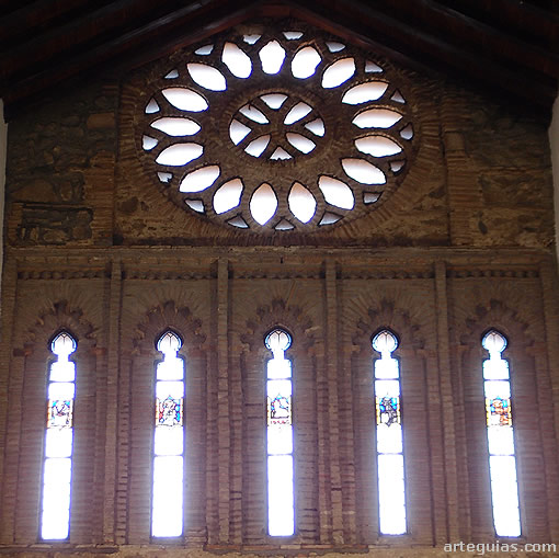 Precioso muro de la fachada  de los pies