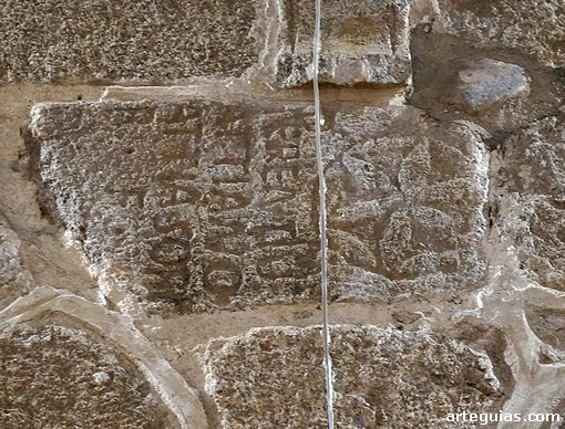 Pieza visigoda en uno de los arcos formeros del  interior