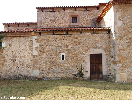 Iglesia de Santianes de Pravia, Asturias: costado meridional