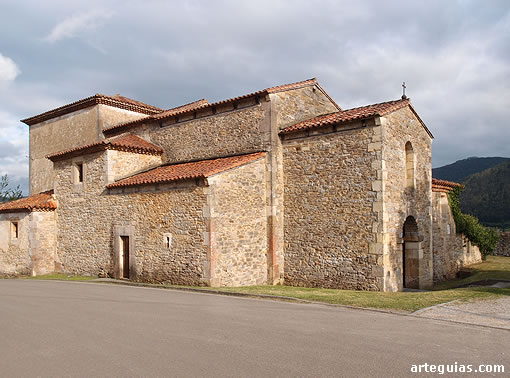 Iglesia de Santianes de Pravia, Asturias. Vista desde el noroeste