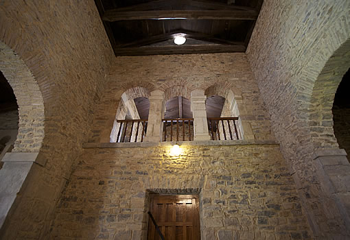 Iglesia de Santianes de Pravia, Asturias: interior