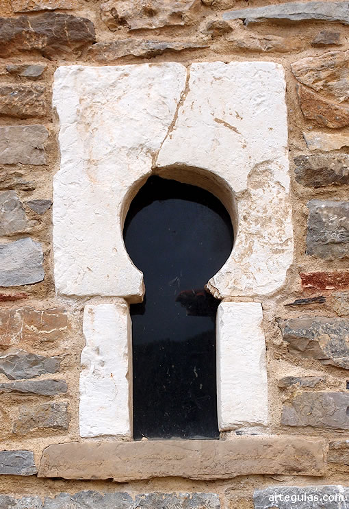 Ventanal con arco de herradura