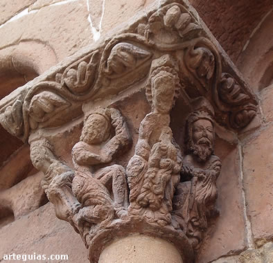 Capitel de la arquer&iacute;a con la escena de la Epifan&iacute;a
