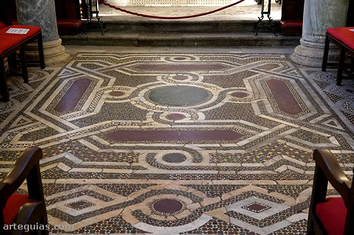 Suelo de taraceas marmóreas con láminas de pórfido y serpentina de la iglesia de San Cataldo de Palermo