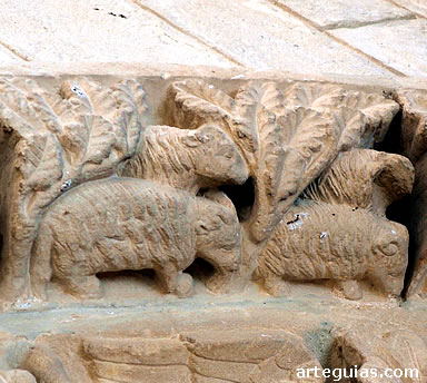 Detalle de la puerta con escena pastoril