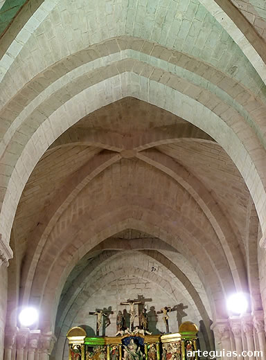 Tuesta: nave con b&oacute;vedas de crucer&iacute;a