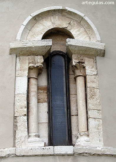 Ventanal exterior del &aacute;bside