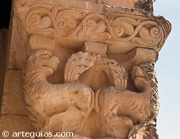 Capitel de la galer&iacute;a porticada