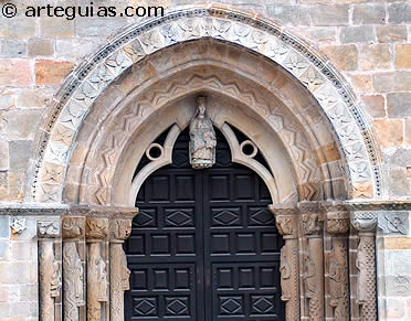 Portada con elementos g&oacute;ticos y rom&aacute;nicos en Santa Mar&iacute;a de la Oliva de Villaviciosa 