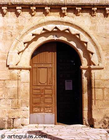 Portada rom&aacute;nica de la iglesia de Sinovas