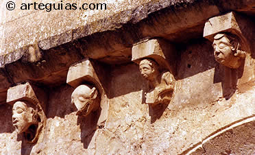 Canecillos de la portada. Sinovas (buegos)