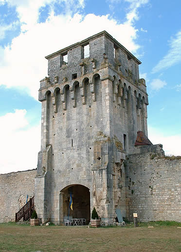 Palacio de de Druyes-les-Belles-Fontaines (Yonne) en Francia
