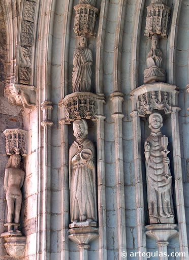 Detalle escult&oacute;rico de la puerta de San Bartolom&eacute; de Olaso en Elgoibar