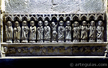 Sepulcro en el interior de la iglesia de Deba
