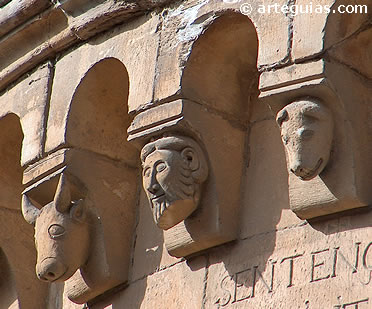 Cornisa de uno de los &aacute;bsides meridionales