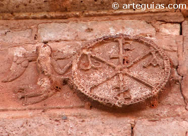 Escultura empotrada en los muros de la iglesia de Santa Mar&iacute;a de Ayll&oacute;n