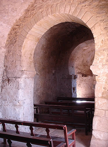Arco mozárabe en el interior de la nave de la iglesia de Sant Julià de Boada (Girona)