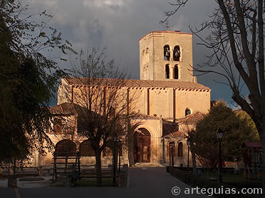 Atardecer tormentosos en la iglesia de La Virgen de la Pe&ntilde;a