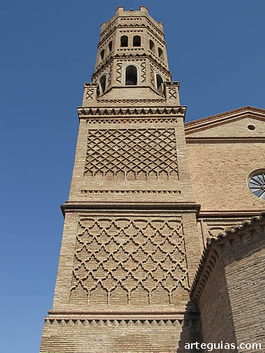 La preciosa torre tiene un primer cuepo prism&aacute;tico y otro de planta octogonal