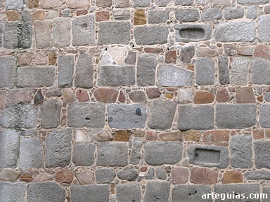 Sillares romanos en el lienzo oriental de la muralla