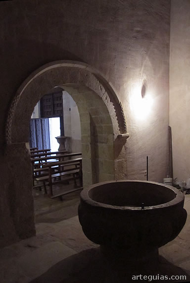 Baptisterio con su pila baustismal
