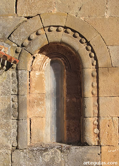 Ventanal en el &aacute;bside de la iglesia de El Barruelo de Carabeos