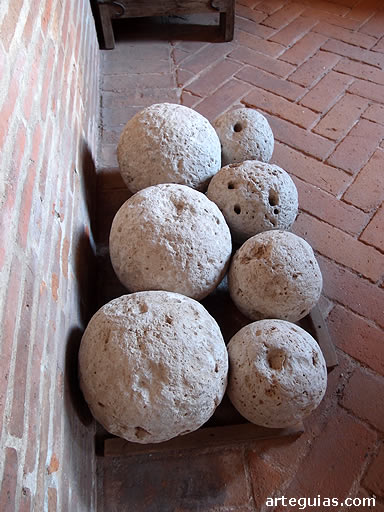 Bolas de catapulta. Castillo de Coca, Segovia