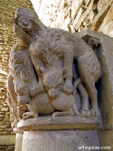 Leones atrapando a un animal