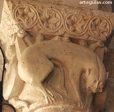 capitel con cuadr&uacute;pedos