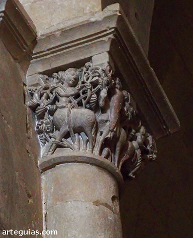 Capitel con sagitarios y caballeros