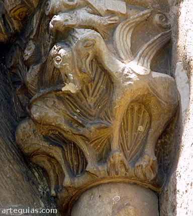 Capitel exterior con grifos