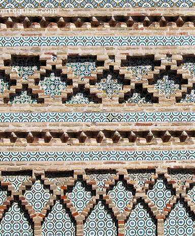 La combinaci&oacute;n entre las formas geom&eacute;tricas de los ladrillos y la cer&aacute;mica es muy efectista