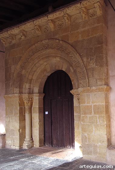 Puerta de la iglesia de Perorrubio