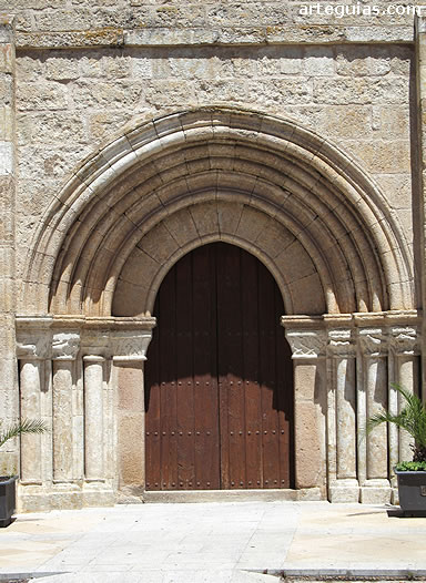 Puerta occidental de la iglesia de San Andr&eacute;s