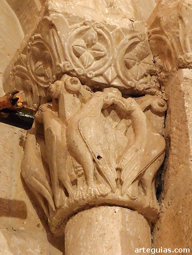 Capitel de un ventanal de la iglesia de Santa Marta del Cerro