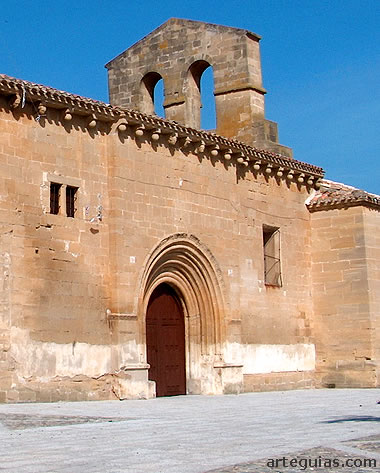 Espada&ntilde;a y puerta sur de la iglesia de Tirgo