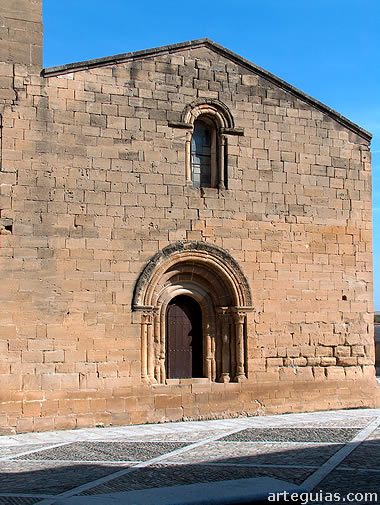 Fachada occidental de la iglesia de El Salvador de Tirgo, con su puerta rom&aacute;nica