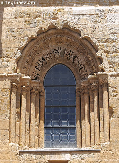 Ventanal de la nave sur de la catedral de Ciudad Rodrigo
