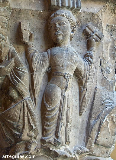 Mujer con saya hasta los pies de mangas muy abiertas y cuello amigaut, ce&ntilde;ida con un  cintur&oacute;n