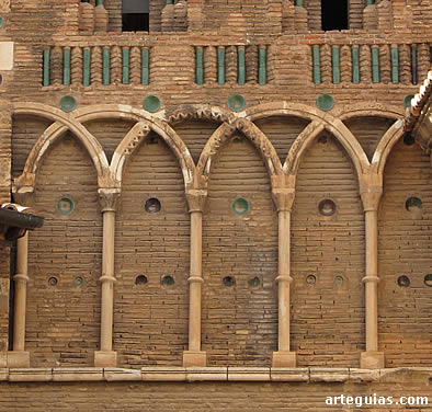 Arcos entrecruzados y baquetones y platos de cer&aacute;mica vidriada