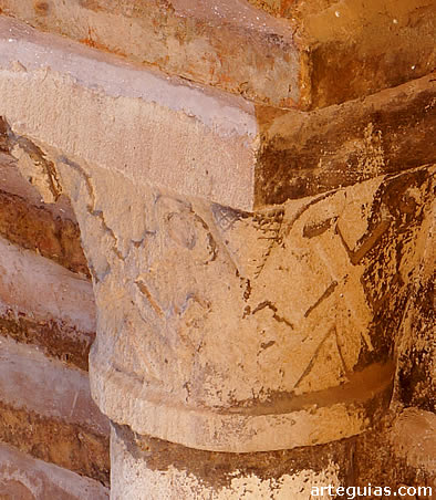 Capitel con llaves cruzadas en honor a San Pedro