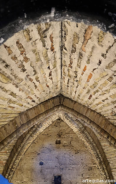 B&oacute;veda de ladrillo de una de las estancias interiores de la torre